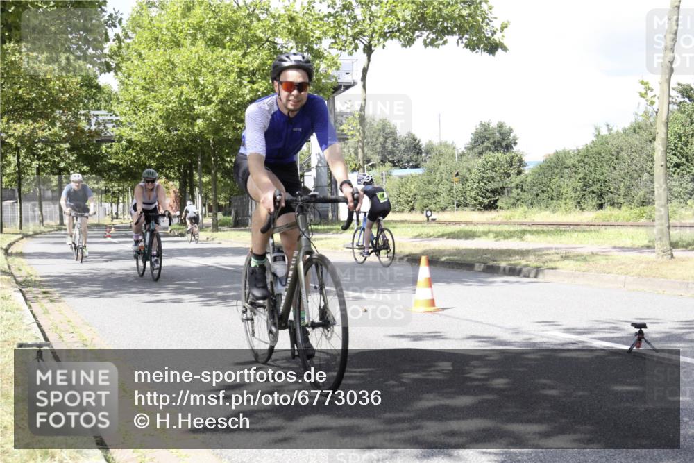 11.08.2024 - GEWOBA Citytriathlon Bremen H.Heesch http://msf.ph/oto/6773036 11.08.2024 13:20:05 Radfahren xxx, 376, 419, 525, 551, 568, 595, 603, 617, 626, 675, 686, 692, 701 meine-sportfotos.de