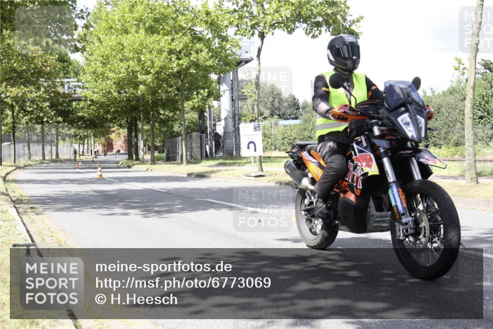 11.08.2024 - GEWOBA Citytriathlon Bremen H.Heesch http://msf.ph/oto/6773069 11.08.2024 13:20:44 Radfahren 637, 645, 657, 683, 687, 706 meine-sportfotos.de