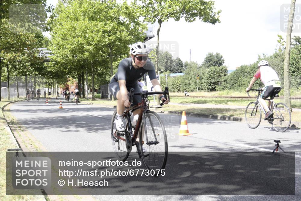 11.08.2024 - GEWOBA Citytriathlon Bremen H.Heesch http://msf.ph/oto/6773075 11.08.2024 13:20:54 Radfahren 230, xxx, 532, 642, 645, 657, 679, 706, 1037 meine-sportfotos.de