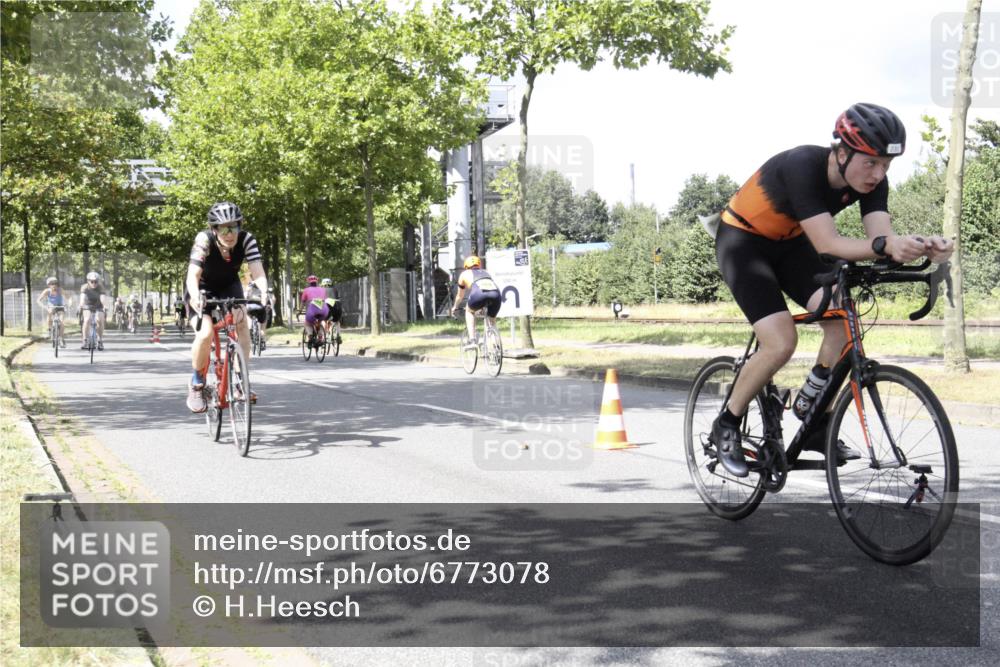 11.08.2024 - GEWOBA Citytriathlon Bremen H.Heesch http://msf.ph/oto/6773078 11.08.2024 13:20:58 Radfahren 230, 238, xxx, 408, 532, 642, 645, 657, 679, 706, 1037 meine-sportfotos.de