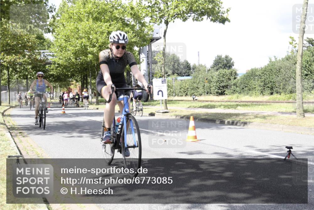 11.08.2024 - GEWOBA Citytriathlon Bremen H.Heesch http://msf.ph/oto/6773085 11.08.2024 13:21:00 Radfahren 230, 238, xxx, 408, 532, 642, 645, 657, 679, 706, 1037 meine-sportfotos.de