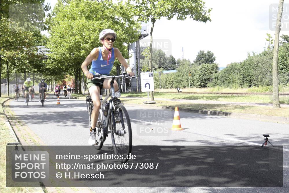 11.08.2024 - GEWOBA Citytriathlon Bremen H.Heesch http://msf.ph/oto/6773087 11.08.2024 13:21:01 Radfahren 211, 230, 238, xxx, 408, 532, 642, 645, 657, 679, 706, 1037 meine-sportfotos.de