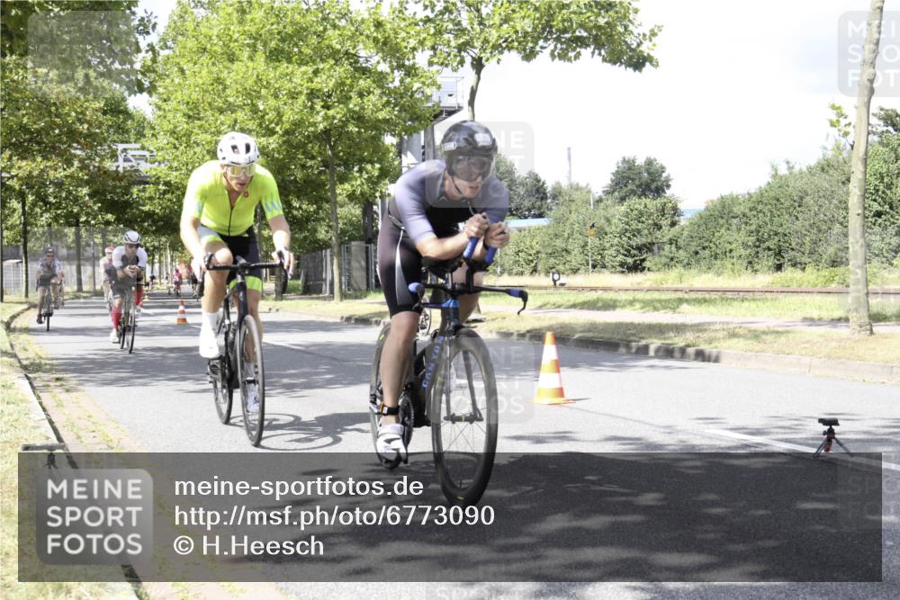 11.08.2024 - GEWOBA Citytriathlon Bremen H.Heesch http://msf.ph/oto/6773090 11.08.2024 13:21:03 Radfahren 211, 230, 238, xxx, 408, 532, 642, 645, 657, 679, 706, 1037 meine-sportfotos.de
