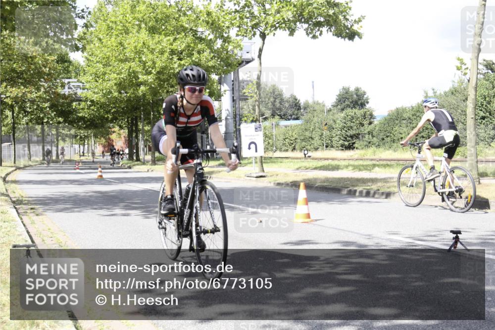 11.08.2024 - GEWOBA Citytriathlon Bremen H.Heesch http://msf.ph/oto/6773105 11.08.2024 13:21:07 Radfahren 211, 230, 238, xxx, 408, 532, 539, 642, 657, 679, 706, 719, 1037 meine-sportfotos.de