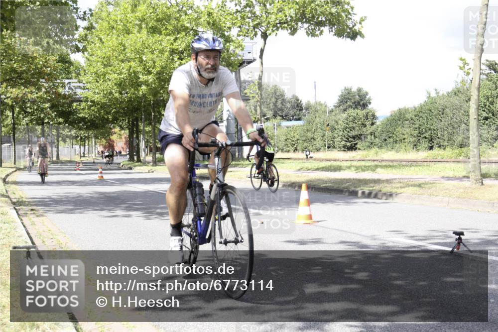 11.08.2024 - GEWOBA Citytriathlon Bremen H.Heesch http://msf.ph/oto/6773114 11.08.2024 13:21:19 Radfahren 211, 238, xxx, 408, 539, 569, 673, 719 meine-sportfotos.de