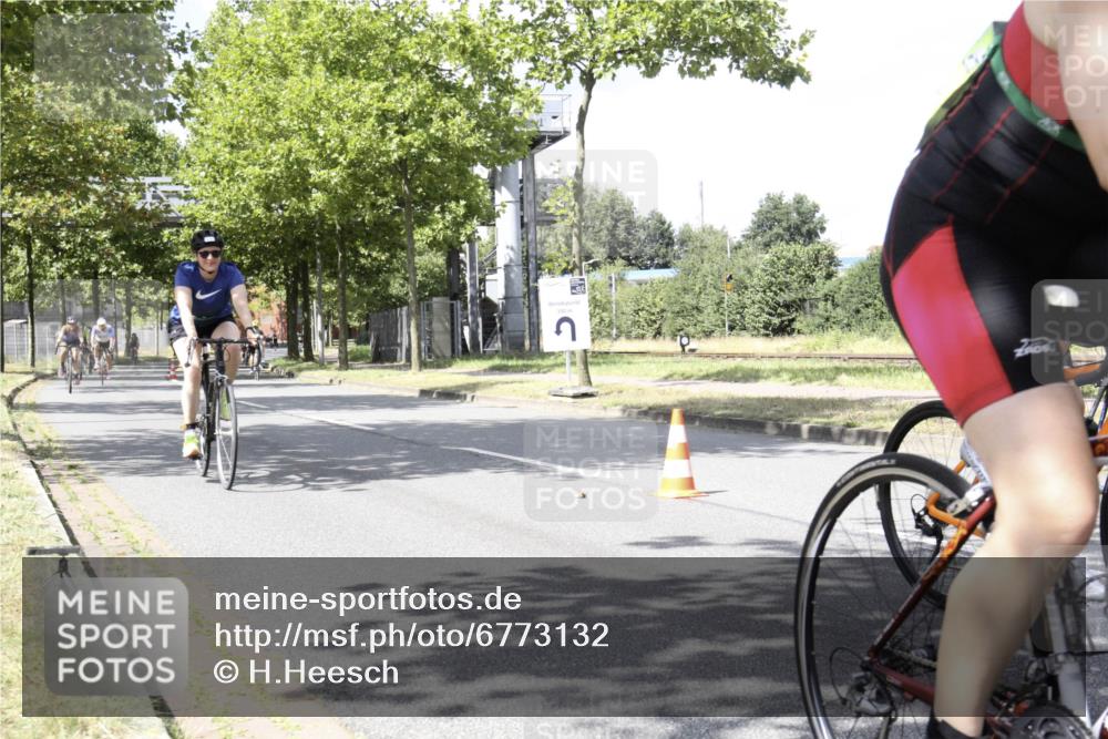 11.08.2024 - GEWOBA Citytriathlon Bremen H.Heesch http://msf.ph/oto/6773132 11.08.2024 13:21:46 Radfahren 267, 554, 555, 571, 582, 592, 607, 612, 614, 622, 624, 625, 671, 676, 684 meine-sportfotos.de