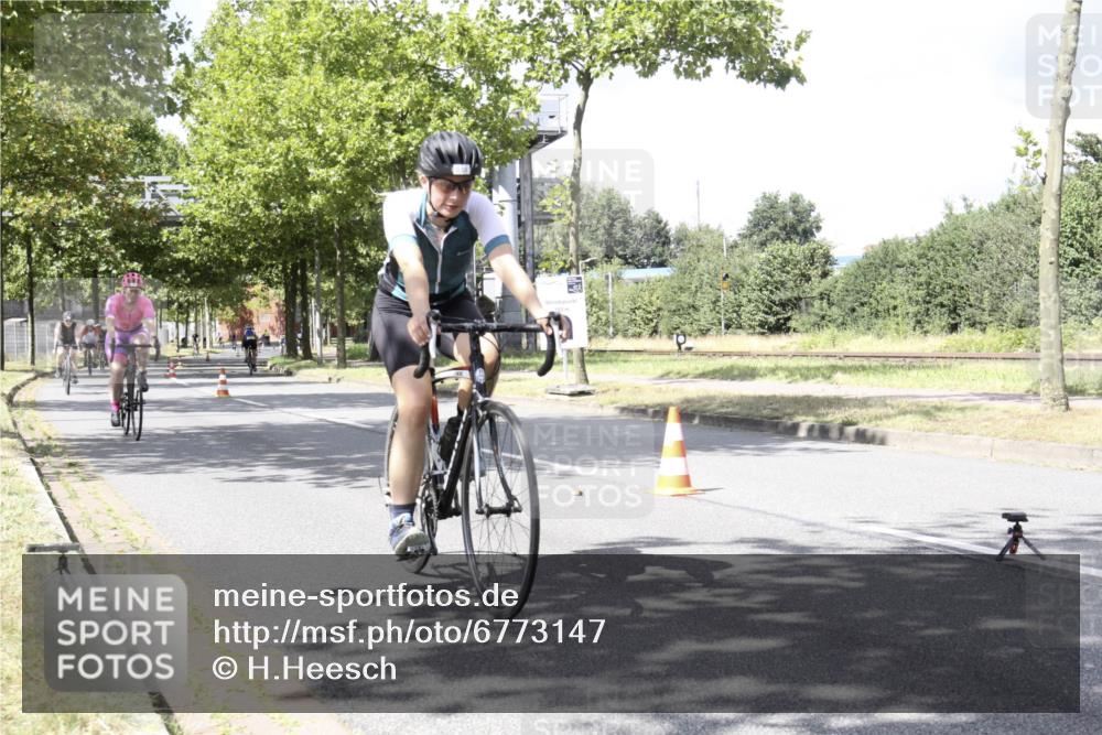 11.08.2024 - GEWOBA Citytriathlon Bremen H.Heesch http://msf.ph/oto/6773147 11.08.2024 13:21:51 Radfahren 267, 554, 555, 571, 582, 592, 607, 612, 614, 622, 624, 625, 671, 676, 684 meine-sportfotos.de