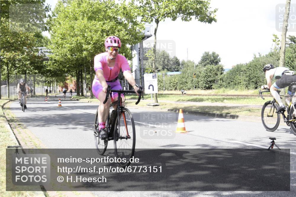 11.08.2024 - GEWOBA Citytriathlon Bremen H.Heesch http://msf.ph/oto/6773151 11.08.2024 13:21:52 Radfahren 267, 545, 554, 555, 571, 582, 592, 607, 612, 614, 622, 624, 625, 671, 676, 684 meine-sportfotos.de