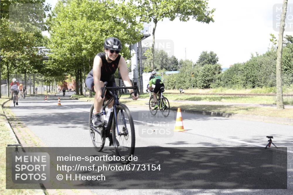 11.08.2024 - GEWOBA Citytriathlon Bremen H.Heesch http://msf.ph/oto/6773154 11.08.2024 13:21:54 Radfahren 267, 545, 554, 555, 571, 582, 592, 607, 612, 614, 622, 624, 625, 671, 676, 684 meine-sportfotos.de