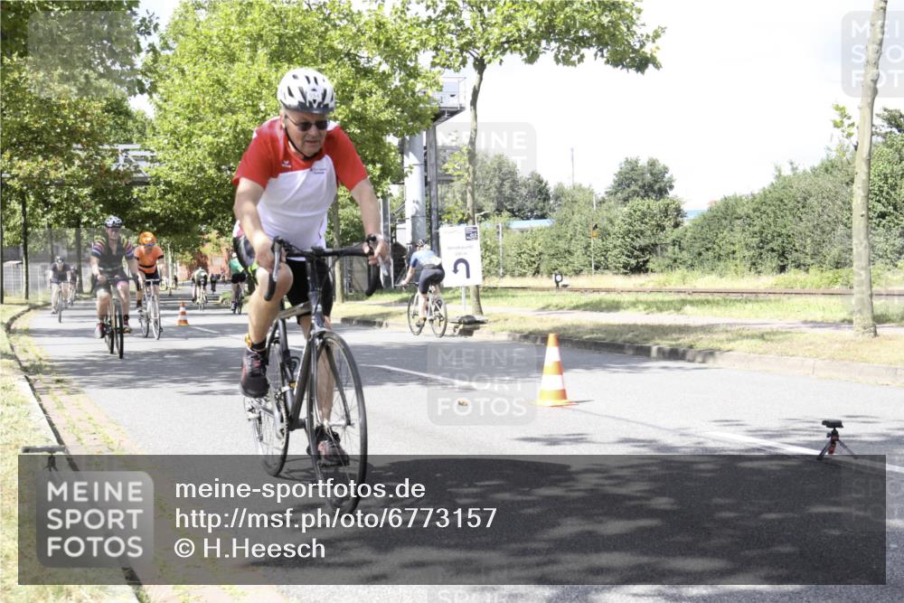 11.08.2024 - GEWOBA Citytriathlon Bremen H.Heesch http://msf.ph/oto/6773157 11.08.2024 13:21:56 Radfahren 267, 545, 554, 555, 571, 582, 592, 607, 612, 614, 622, 624, 639, 671, 676, 682, 684 meine-sportfotos.de