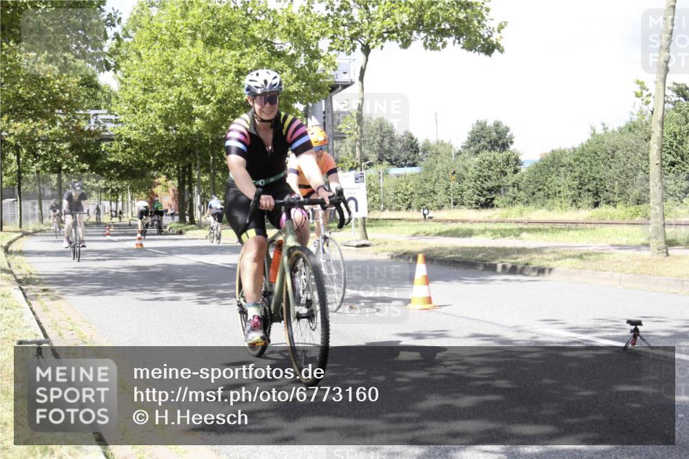 11.08.2024 - GEWOBA Citytriathlon Bremen H.Heesch http://msf.ph/oto/6773160 11.08.2024 13:21:58 Radfahren 545, 554, 555, 571, 582, 592, 607, 612, 614, 622, 624, 639, 668, 676, 682, 684 meine-sportfotos.de