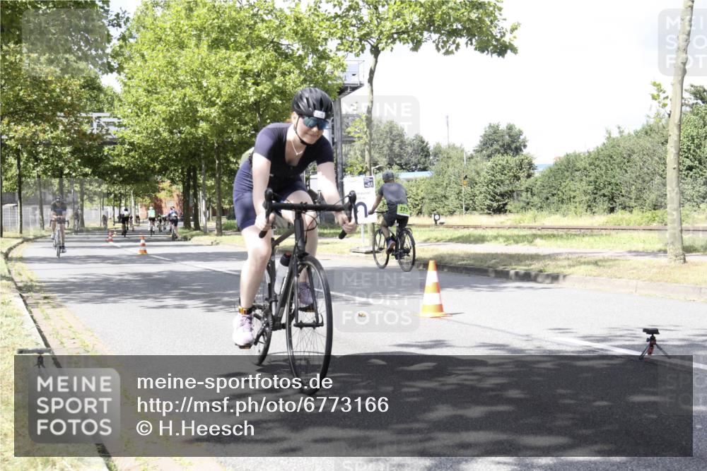 11.08.2024 - GEWOBA Citytriathlon Bremen H.Heesch http://msf.ph/oto/6773166 11.08.2024 13:21:59 Radfahren 545, 554, 555, 571, 582, 592, 612, 614, 622, 624, 639, 668, 682, 684 meine-sportfotos.de