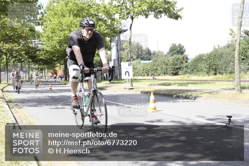 11.08.2024 - GEWOBA Citytriathlon Bremen H.Heesch http://msf.ph/oto/6773220 11.08.2024 13:22:35 Radfahren 207, xxx, 340, 490, 523, 590, 620, 661, 663, 704, 707 meine-sportfotos.de