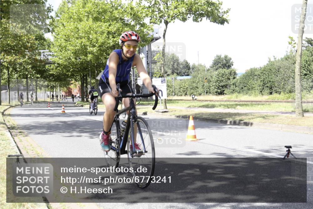 11.08.2024 - GEWOBA Citytriathlon Bremen H.Heesch http://msf.ph/oto/6773241 11.08.2024 13:22:47 Radfahren 207, xxx, xxx, 236, 266, 305, 340, 563, 590, 704, 707, 718 meine-sportfotos.de