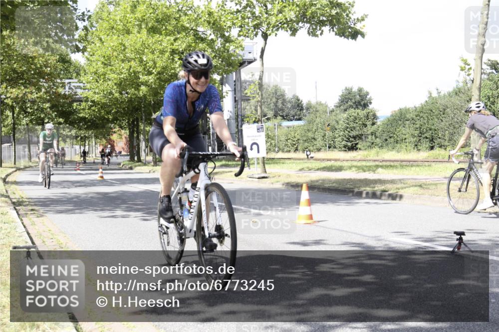 11.08.2024 - GEWOBA Citytriathlon Bremen H.Heesch http://msf.ph/oto/6773245 11.08.2024 13:22:52 Radfahren 204, 207, xxx, xxx, 236, 266, 305, 340, 375, 563, 621, 704, 718 meine-sportfotos.de
