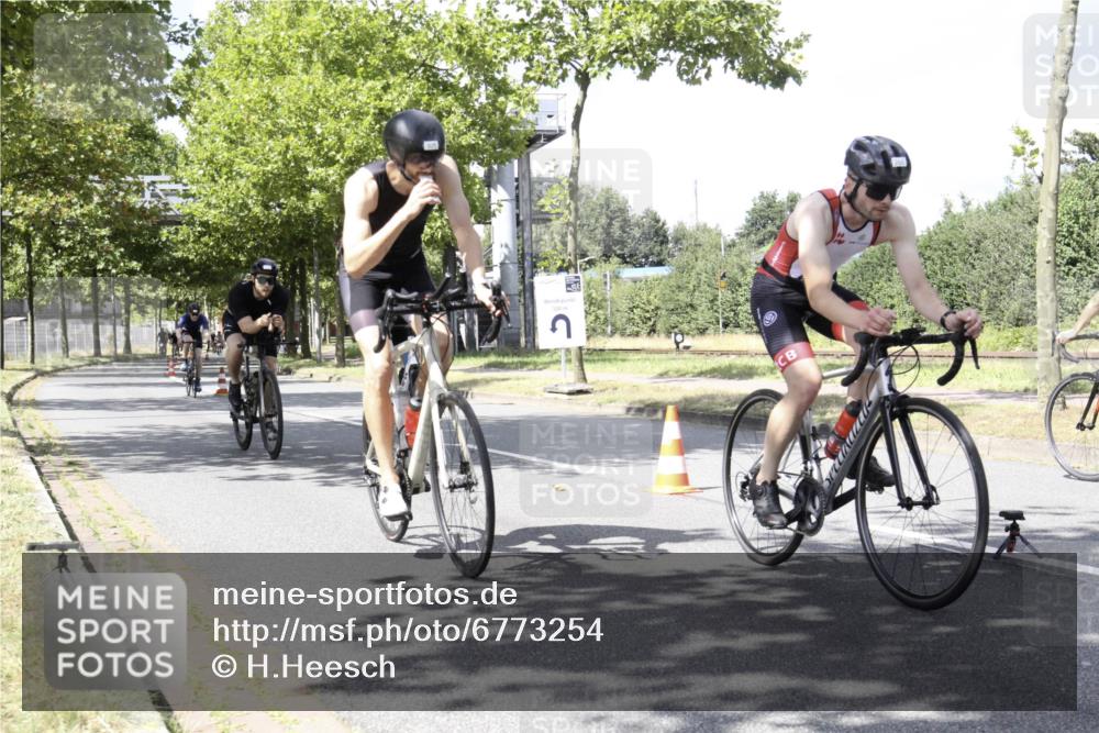11.08.2024 - GEWOBA Citytriathlon Bremen H.Heesch http://msf.ph/oto/6773254 11.08.2024 13:22:56 Radfahren 204, xxx, xxx, 236, 266, 305, 375, 563, 574, 589, 621, 641, 704, 718, 721 meine-sportfotos.de