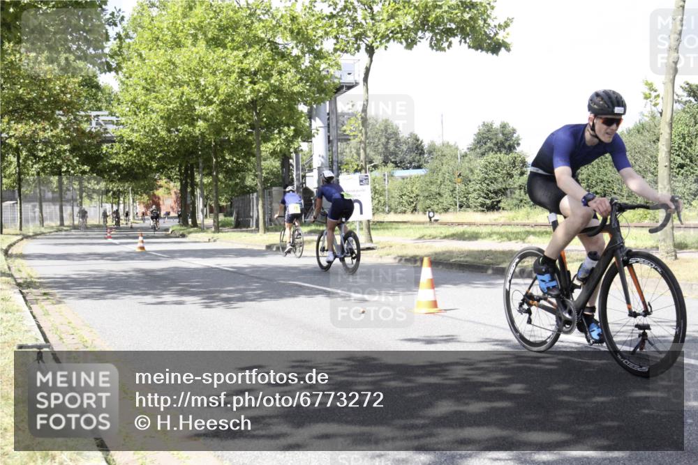 11.08.2024 - GEWOBA Citytriathlon Bremen H.Heesch http://msf.ph/oto/6773272 11.08.2024 13:22:58 Radfahren 204, xxx, 236, 266, 305, 375, 563, 574, 589, 621, 641, 698, 718, 721 meine-sportfotos.de