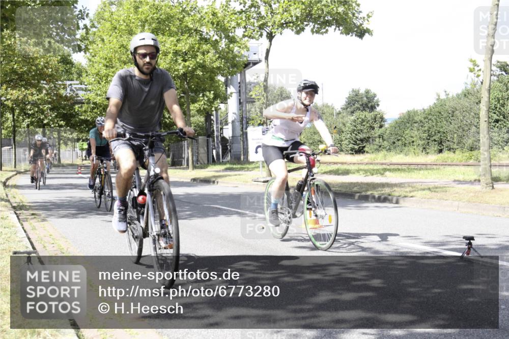 11.08.2024 - GEWOBA Citytriathlon Bremen H.Heesch http://msf.ph/oto/6773280 11.08.2024 13:23:07 Radfahren 204, xxx, 236, 266, 305, 375, 570, 574, 589, 621, 641, 698, 708, 721, 731 meine-sportfotos.de