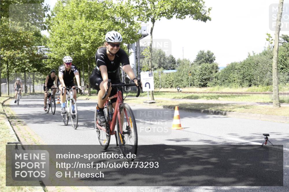 11.08.2024 - GEWOBA Citytriathlon Bremen H.Heesch http://msf.ph/oto/6773293 11.08.2024 13:23:09 Radfahren 204, xxx, 236, 266, 305, 375, 567, 570, 574, 589, 621, 641, 698, 708, 721, 731 meine-sportfotos.de