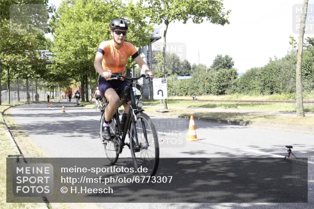 11.08.2024 - GEWOBA Citytriathlon Bremen H.Heesch http://msf.ph/oto/6773307 11.08.2024 13:23:14 Radfahren 204, 375, 567, 570, 574, 589, 621, 641, 653, 698, 708, 721, 731 meine-sportfotos.de