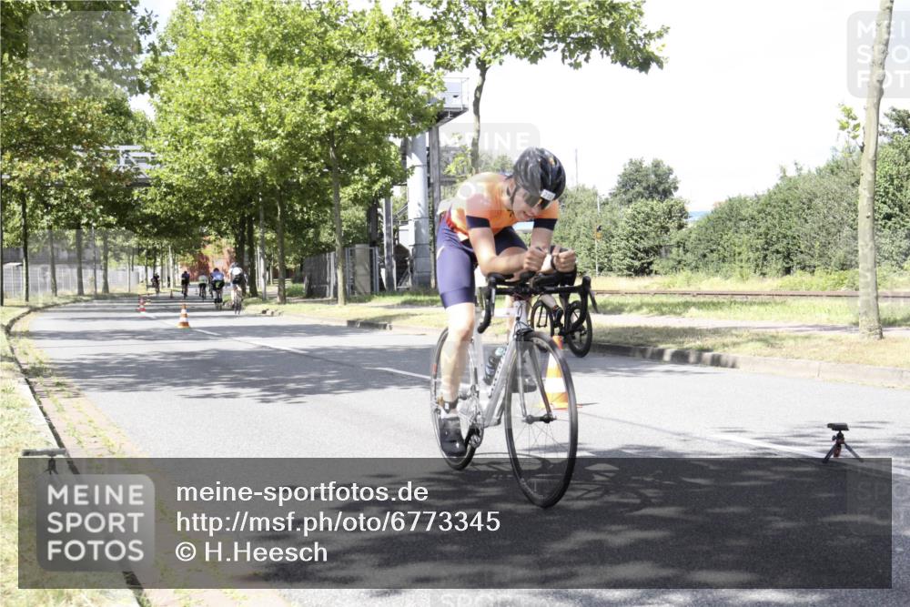 11.08.2024 - GEWOBA Citytriathlon Bremen H.Heesch http://msf.ph/oto/6773345 11.08.2024 13:23:34 Radfahren 203, 210, 248, 283, 567, 613, 653 meine-sportfotos.de