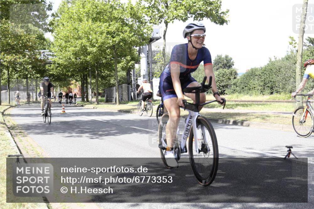 11.08.2024 - GEWOBA Citytriathlon Bremen H.Heesch http://msf.ph/oto/6773353 11.08.2024 13:23:53 Radfahren 275, 344, 501, 577, 635, 669, 674, 705, 712 meine-sportfotos.de