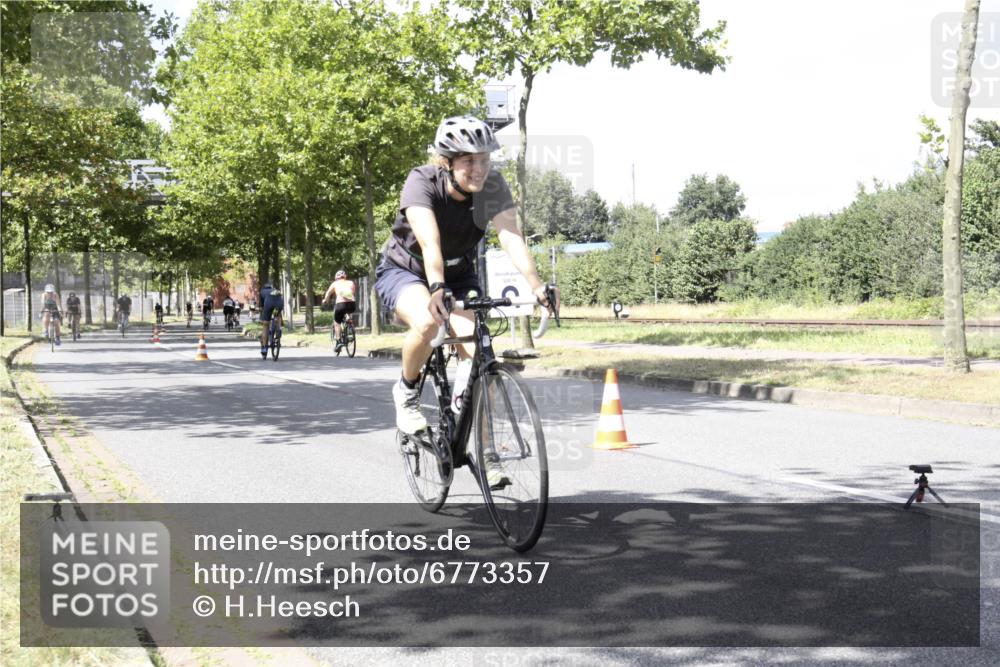 11.08.2024 - GEWOBA Citytriathlon Bremen H.Heesch http://msf.ph/oto/6773357 11.08.2024 13:23:54 Radfahren 275, 344, 501, 577, 635, 669, 674, 705, 712 meine-sportfotos.de