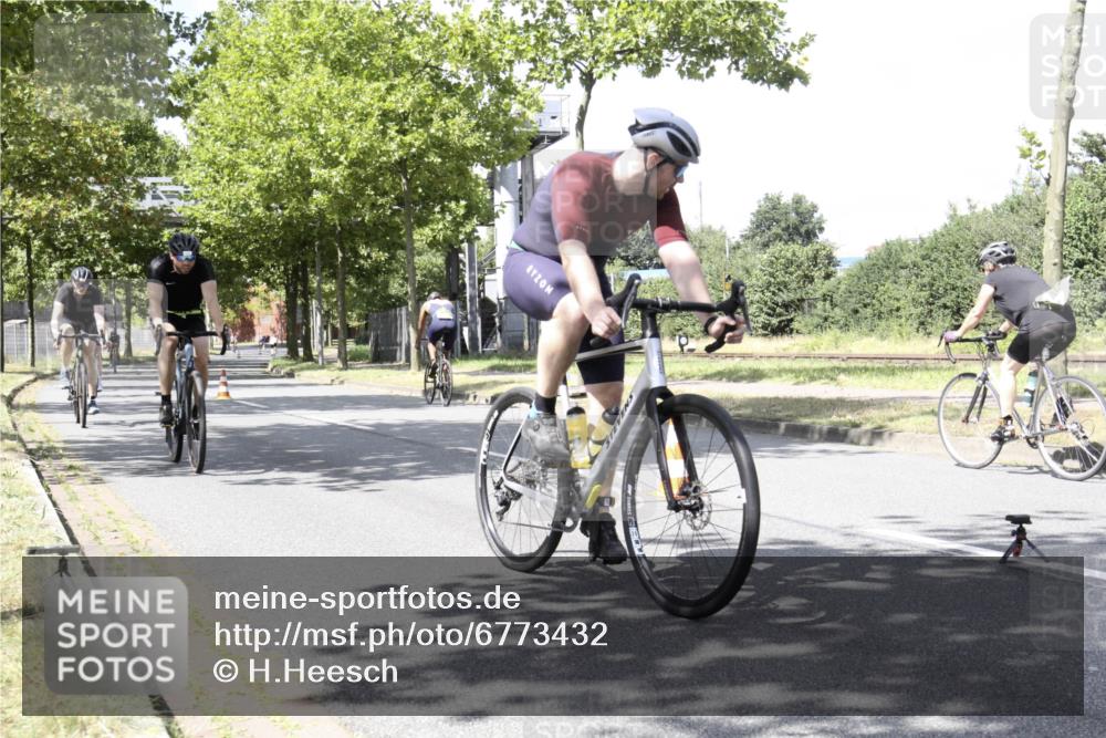 11.08.2024 - GEWOBA Citytriathlon Bremen H.Heesch http://msf.ph/oto/6773432 11.08.2024 13:24:35 Radfahren 244, 249, 255, 257, 279, 303, 306, 348, 481, 659, 696, 732 meine-sportfotos.de