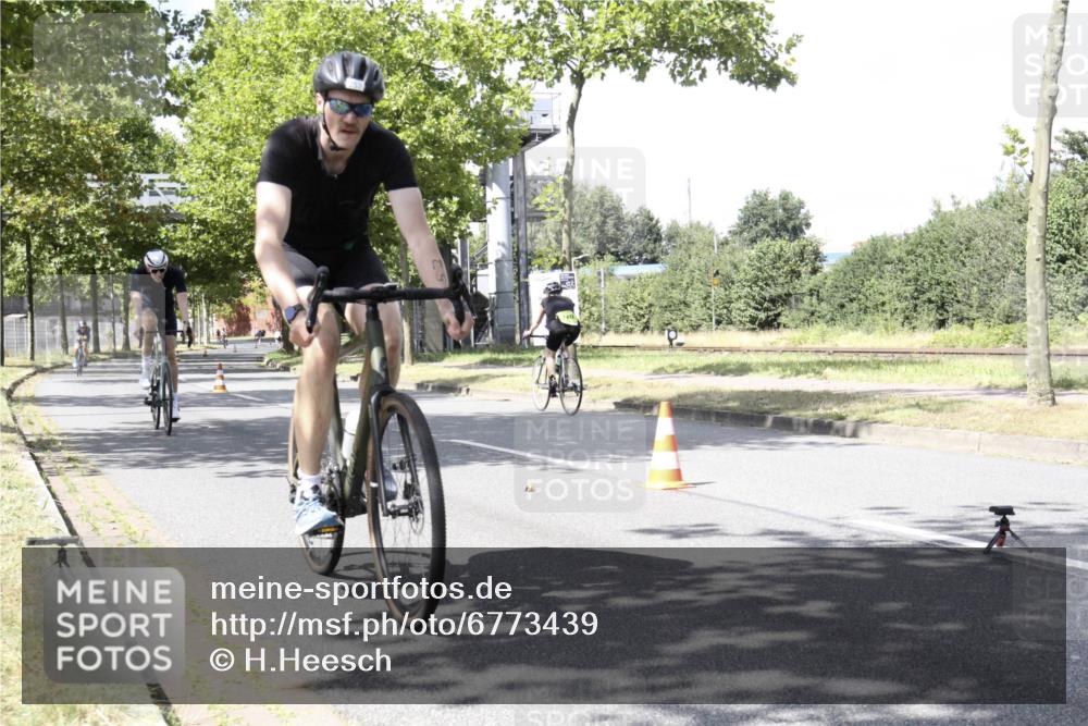 11.08.2024 - GEWOBA Citytriathlon Bremen H.Heesch http://msf.ph/oto/6773439 11.08.2024 13:24:36 Radfahren 249, 255, 257, 279, 303, 306, 348, 481, 696, 732 meine-sportfotos.de