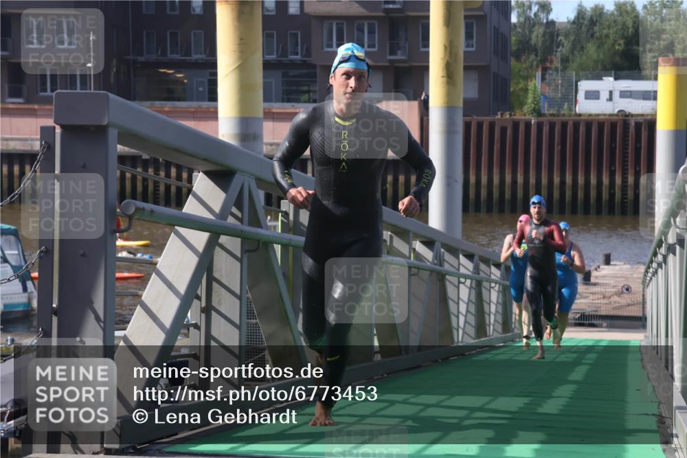 11.08.2024 - GEWOBA Citytriathlon Bremen Lena Gebhardt http://msf.ph/oto/6773453 11.08.2024 10:08:12 Schwimmen 3, 7, 65, 71, 79, 82, 96, 108 meine-sportfotos.de