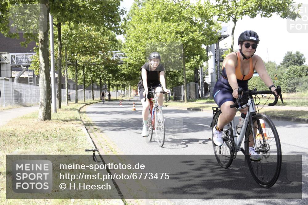 11.08.2024 - GEWOBA Citytriathlon Bremen H.Heesch http://msf.ph/oto/6773475 11.08.2024 13:25:05 Radfahren 271, 565, 566, 631, 647, 652 meine-sportfotos.de