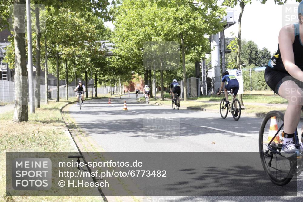 11.08.2024 - GEWOBA Citytriathlon Bremen H.Heesch http://msf.ph/oto/6773482 11.08.2024 13:25:12 Radfahren 271, 565, 566, 631, 647, 660 meine-sportfotos.de