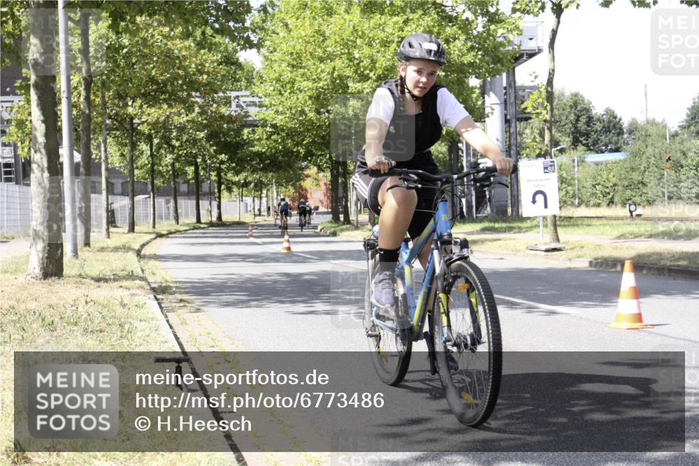11.08.2024 - GEWOBA Citytriathlon Bremen H.Heesch http://msf.ph/oto/6773486 11.08.2024 13:25:15 Radfahren 309, 565, 631, 660 meine-sportfotos.de