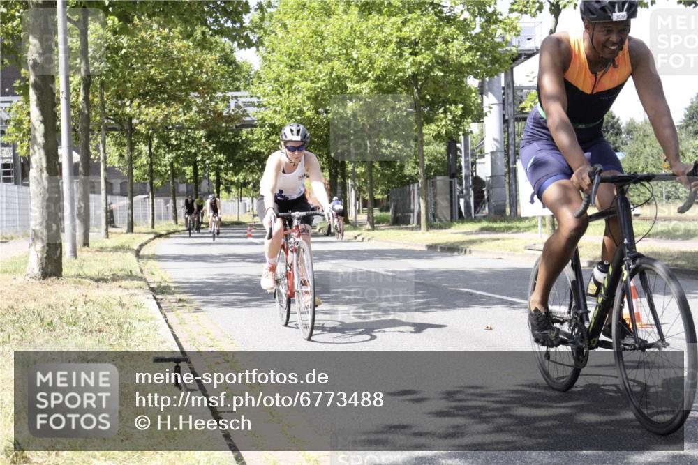 11.08.2024 - GEWOBA Citytriathlon Bremen H.Heesch http://msf.ph/oto/6773488 11.08.2024 13:25:28 Radfahren 225, 301, 309, 316, 328, 471, 660, 720 meine-sportfotos.de