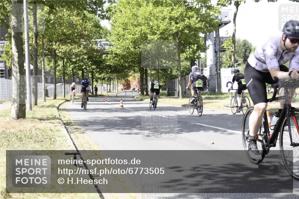 11.08.2024 - GEWOBA Citytriathlon Bremen H.Heesch http://msf.ph/oto/6773505 11.08.2024 13:25:56 Radfahren 246, 252, 260, 353, 650, 658, 672 meine-sportfotos.de