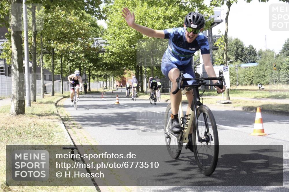 11.08.2024 - GEWOBA Citytriathlon Bremen H.Heesch http://msf.ph/oto/6773510 11.08.2024 13:25:58 Radfahren 235, 246, 252, 260, 353, 650, 658 meine-sportfotos.de