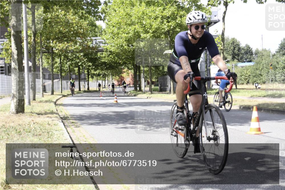 11.08.2024 - GEWOBA Citytriathlon Bremen H.Heesch http://msf.ph/oto/6773519 11.08.2024 13:26:01 Radfahren 235, 246, 252, 253, 260, 353, 650 meine-sportfotos.de