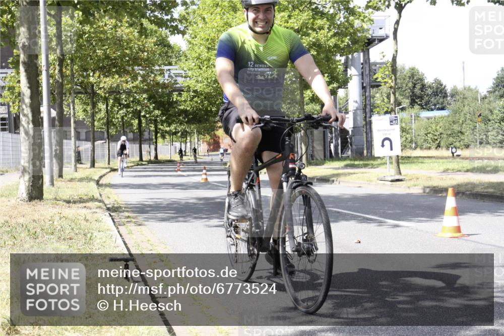 11.08.2024 - GEWOBA Citytriathlon Bremen H.Heesch http://msf.ph/oto/6773524 11.08.2024 13:26:09 Radfahren 202, 216, 235, 246, 252, 253, 260, 353, 632 meine-sportfotos.de
