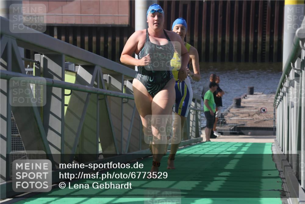 11.08.2024 - GEWOBA Citytriathlon Bremen Lena Gebhardt http://msf.ph/oto/6773529 11.08.2024 10:08:20 Schwimmen 3, 43, 65, 71, 82, 108 meine-sportfotos.de