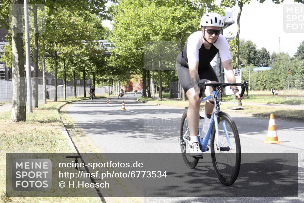 11.08.2024 - GEWOBA Citytriathlon Bremen H.Heesch http://msf.ph/oto/6773534 11.08.2024 13:26:12 Radfahren 202, 216, 235, 246, 253, 353, 632 meine-sportfotos.de