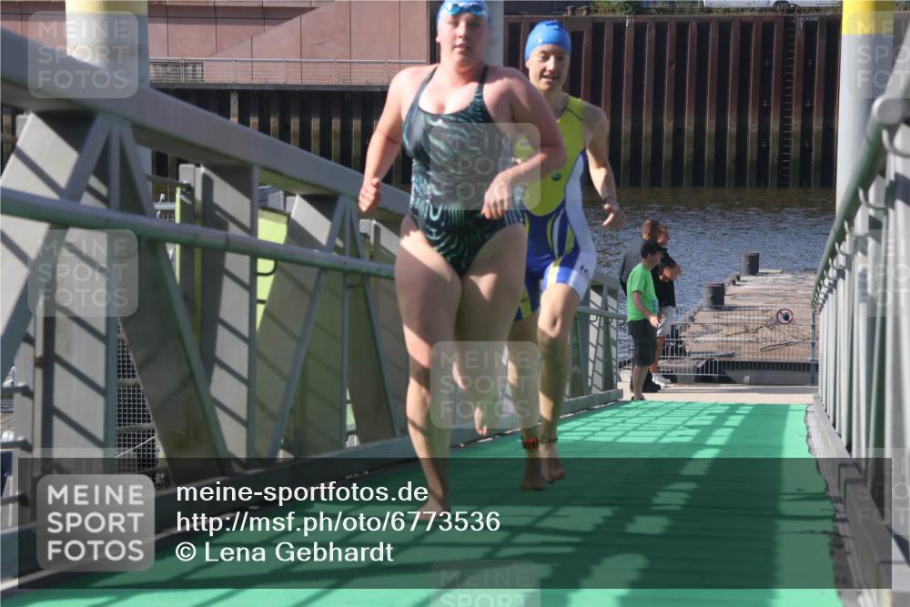 11.08.2024 - GEWOBA Citytriathlon Bremen Lena Gebhardt http://msf.ph/oto/6773536 11.08.2024 10:08:21 Schwimmen 3, 43, 65, 71, 82, 108 meine-sportfotos.de