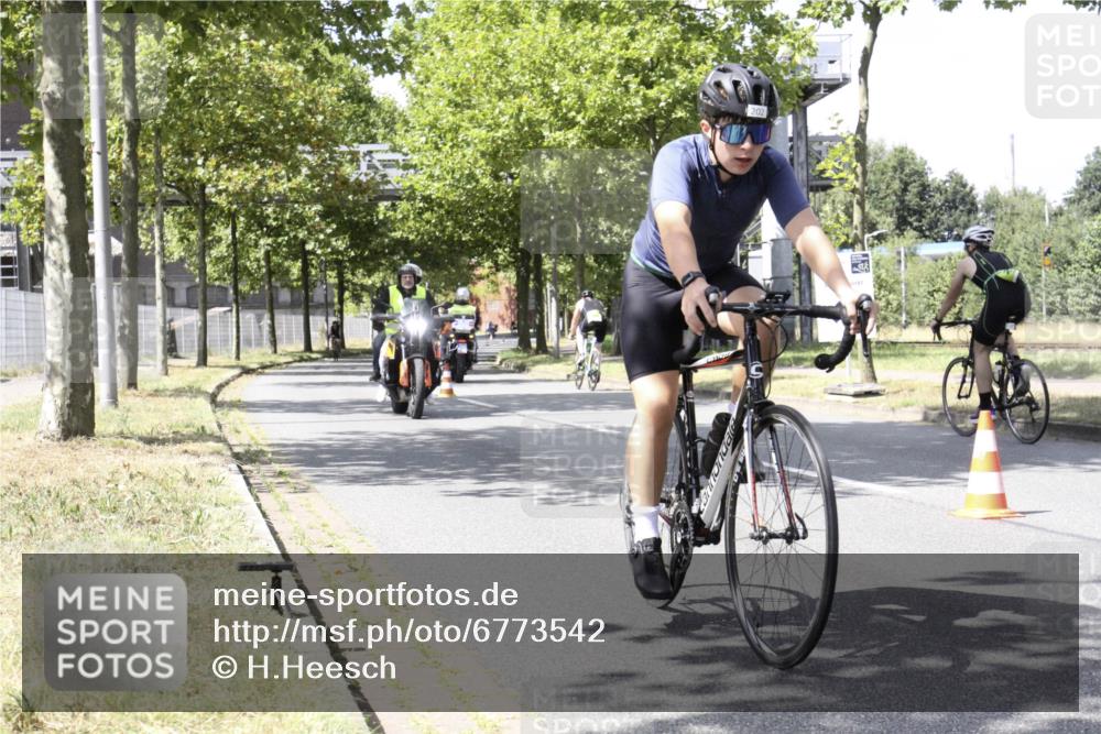 11.08.2024 - GEWOBA Citytriathlon Bremen H.Heesch http://msf.ph/oto/6773542 11.08.2024 13:26:17 Radfahren 202, 216, 235, 253, 632 meine-sportfotos.de