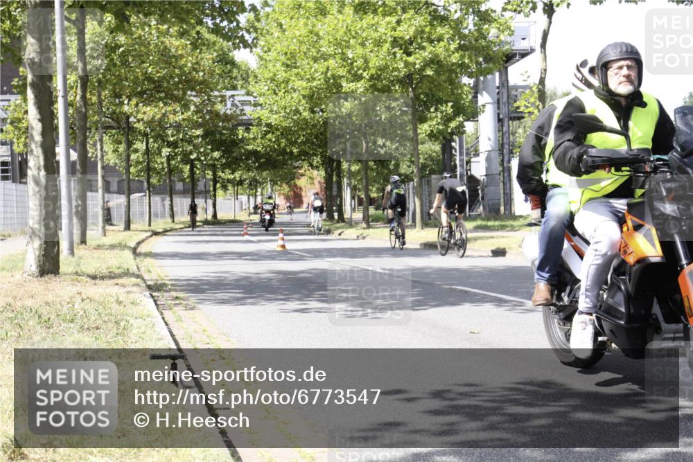 11.08.2024 - GEWOBA Citytriathlon Bremen H.Heesch http://msf.ph/oto/6773547 11.08.2024 13:26:18 Radfahren 202, 216, 235, 253, 632 meine-sportfotos.de