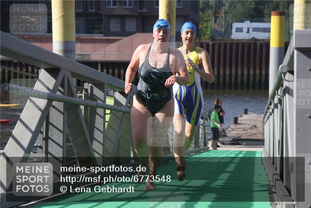 11.08.2024 - GEWOBA Citytriathlon Bremen Lena Gebhardt http://msf.ph/oto/6773548 11.08.2024 10:08:21 Schwimmen 3, 43, 65, 71, 82, 108 meine-sportfotos.de