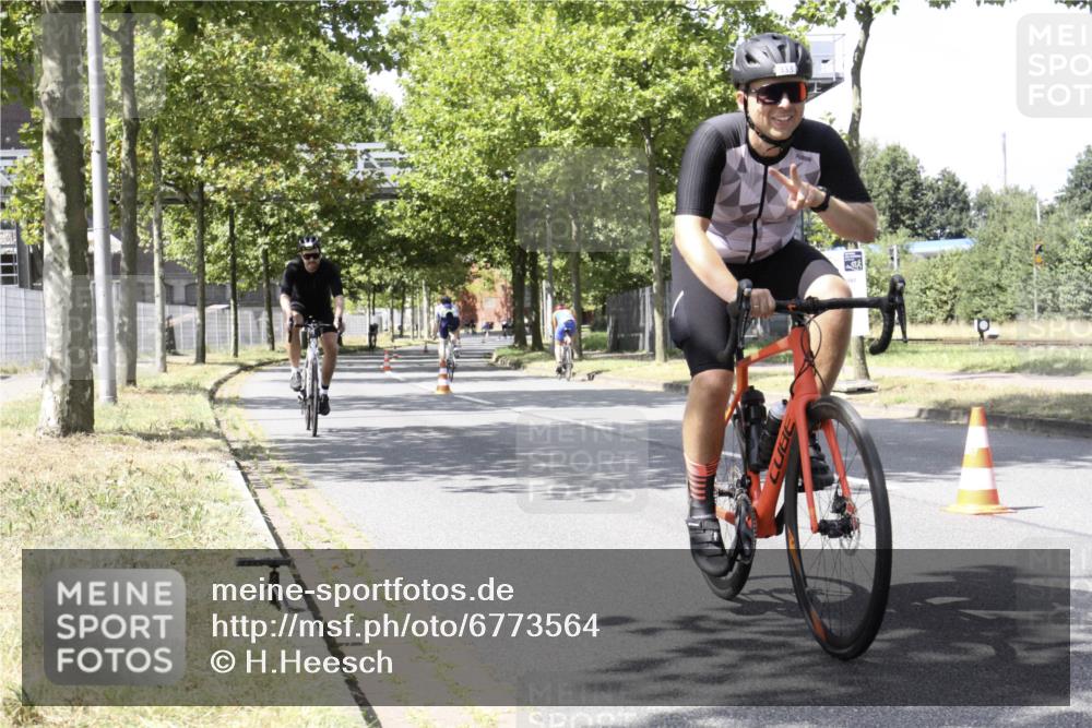 11.08.2024 - GEWOBA Citytriathlon Bremen H.Heesch http://msf.ph/oto/6773564 11.08.2024 13:26:34 Radfahren 241, 333, 399, 413, 468, 602, 632 meine-sportfotos.de