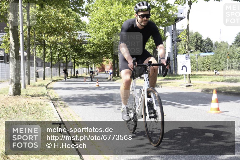 11.08.2024 - GEWOBA Citytriathlon Bremen H.Heesch http://msf.ph/oto/6773568 11.08.2024 13:26:35 Radfahren 239, 241, 333, 399, 413, 468, 602 meine-sportfotos.de
