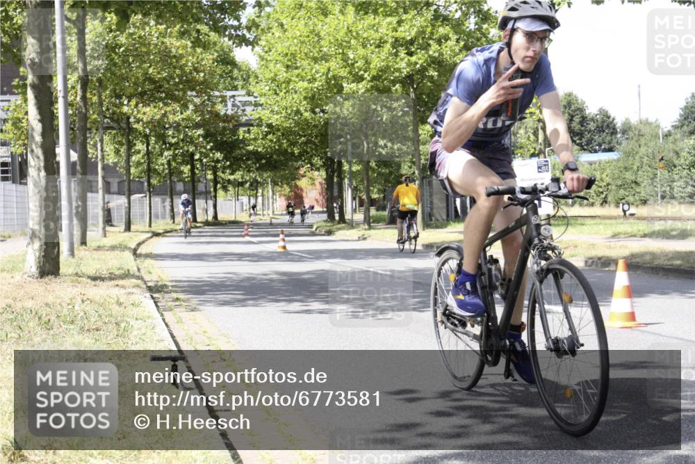 11.08.2024 - GEWOBA Citytriathlon Bremen H.Heesch http://msf.ph/oto/6773581 11.08.2024 13:26:47 Radfahren 239, 333, 399, 413, 585, 602 meine-sportfotos.de