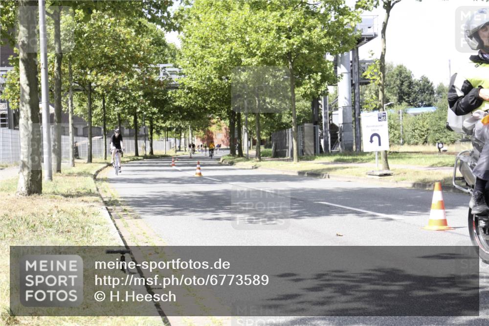 11.08.2024 - GEWOBA Citytriathlon Bremen H.Heesch http://msf.ph/oto/6773589 11.08.2024 13:26:55 Radfahren 239, 300, 399, 413, 460, 585 meine-sportfotos.de