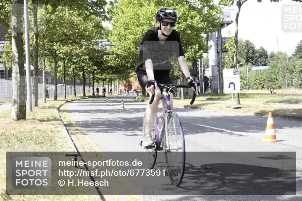 11.08.2024 - GEWOBA Citytriathlon Bremen H.Heesch http://msf.ph/oto/6773591 11.08.2024 13:26:57 Radfahren 209, 239, 300, 399, 426, 460, 585 meine-sportfotos.de