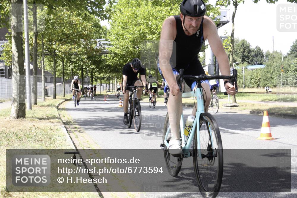 11.08.2024 - GEWOBA Citytriathlon Bremen H.Heesch http://msf.ph/oto/6773594 11.08.2024 13:27:05 Radfahren 208, 209, 300, 426, 428, 460, 492, 538, 585 meine-sportfotos.de